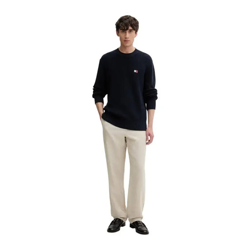 Pull en maille côtelée bleu marine avec petit logo sur la poitrine gauche, fabriqué en coton biologique par Tommy Hilfiger Jeans tricots pour hommes