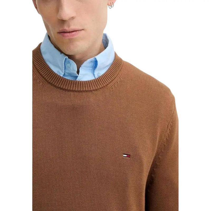 Pull en maille de coton marron à col rond et petites broderies Tommy Hilfiger logo sur la poitrine gauche pour hommes