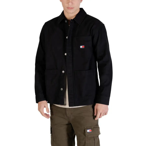 Veste de travail noire Tommy Hilfiger pour homme, avec fermeture à boutons et logo brodé sur la poitrine, idéale pour un style décontracté.