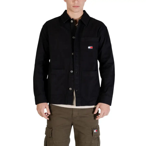 Veste de travail Tommy Hilfiger noire pour homme, avec fermeture à boutons et petit logo sur la poitrine.