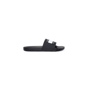 Sandales Tommy Hilfiger noires à semelle en caoutchouc noir et bande logo bleu marine blanche sur la bride, pointure 2