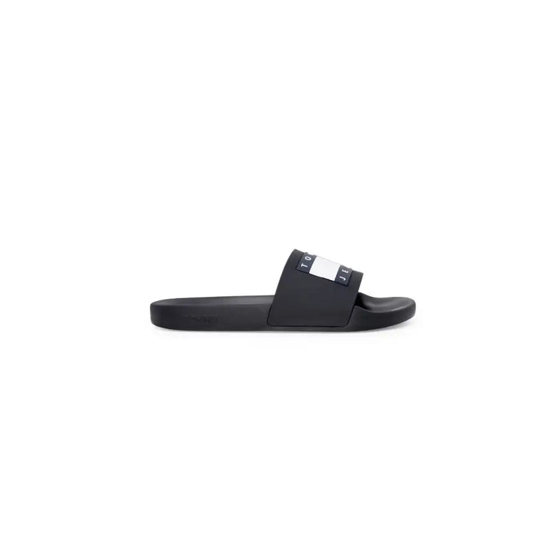 Sandales Tommy Hilfiger noires à semelle en caoutchouc noir et bande logo bleu marine blanche sur la bride, pointure 2
