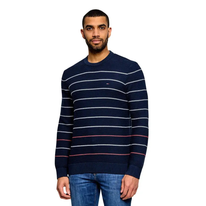 Tommy Hilfiger Jeans Pull homme en coton biologique bleu marine à rayures, avec col rond et poignets côtelés, rayures horizontales blanches et rouges.