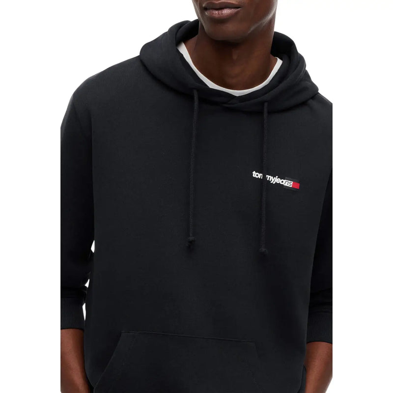 Sweat-shirt noir Tommy Hilfiger Jeans pour homme, en coton biologique, avec logo blanc et rouge sur la poitrine.
