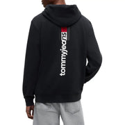 Vue arrière d'un sweat à capuche noir Tommy Hilfiger Jeans en coton biologique avec logo blanc vertical et bande rouge et grise dans le dos