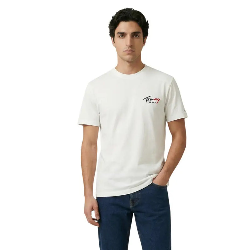 Blanc Tommy Hilfiger Jeans hommes t-shirt en coton avec un logo rouge et noir sur la poitrine