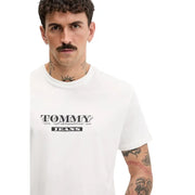 Tommy Hilfiger T-shirt homme en coton beige, orné d'un imprimé logo Tommy Jeans blanc en noir et blanc.