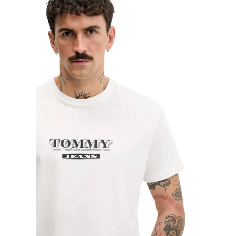 Tommy Hilfiger T-shirt homme en coton beige, orné d'un imprimé logo Tommy Jeans blanc en noir et blanc.