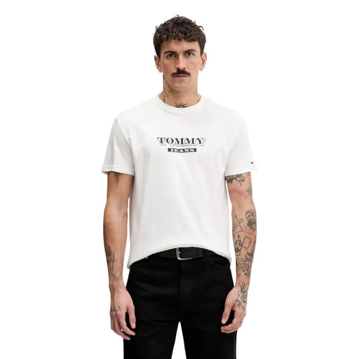 T-shirt Tommy Hilfiger Jeans pour homme, blanc, en coton, de couleur beige avec logo noir imprimé sur le devant