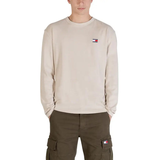 T-shirt homme beige Tommy Hilfiger Jeans en coton biologique, manches longues, logos brodés sur la poitrine et poche cargo.