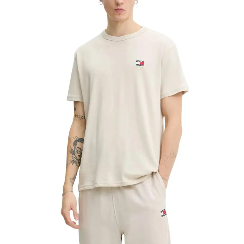 Beige Tommy Hilfiger Jeans hommes t-shirt à manches courtes et un petit logo brodé sur la poitrine