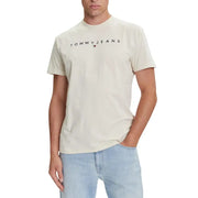 Jeans beiges Tommy Hilfiger pour hommes t-shirt avec un logo noir et un emblème de drapeau rouge sur la poitrine