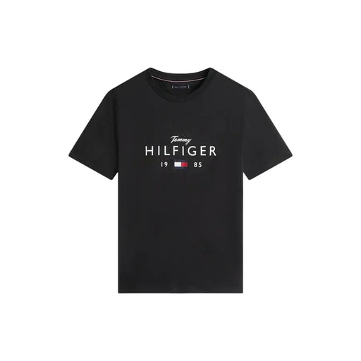 T-shirt homme Tommy Hilfiger Jeans en coton noir, orné du logo Tommy Hilfiger 1985 blanc et d'un drapeau sur la poitrine.