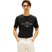 T-shirt homme Tommy Hilfiger Jeans en coton noir, orné du logo Tommy Hilfiger 1985 blanc et de l'emblème de la marque.