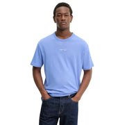 T-shirt homme Tommy Hilfiger Jeans bleu clair avec petit logo blanc sur la poitrine, en coton et col rond.