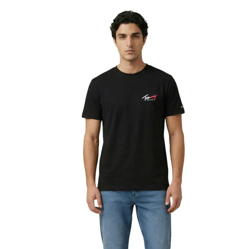 Noir Tommy Hilfiger jeans hommes t-shirt avec un petit logo brodé sur la poitrine et la manche en tissu de coton