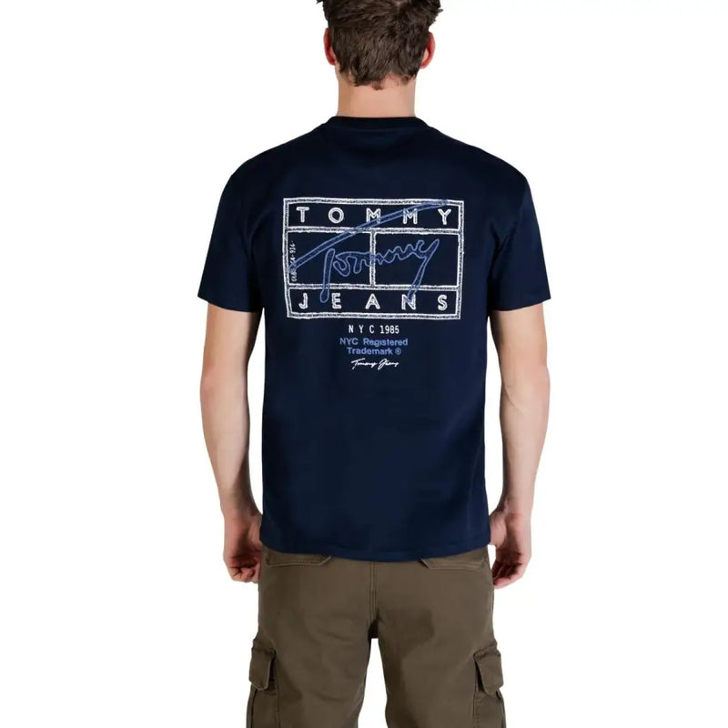 Vue arrière d'un t-shirt Tommy Hilfiger Jeans bleu marine pour homme, imprimé graphique blanc, en coton biologique, taille S