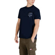 bleu marine Tommy Hilfiger Jeans T-shirt homme en coton bio avec logo brodé blanc et petit écusson drapeau sur la manche