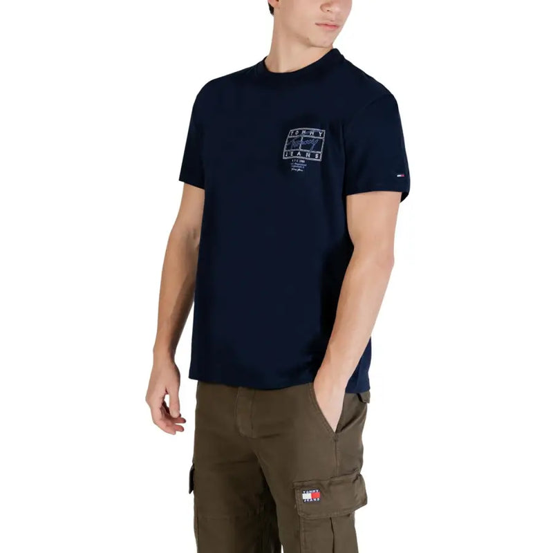 bleu marine Tommy Hilfiger Jeans T-shirt homme en coton bio avec logo brodé blanc et petit écusson drapeau sur la manche