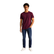 Bordeaux Tommy Hilfiger Jeans hommes manches courtes t-shirt avec un logo brodé discret sur la poitrine