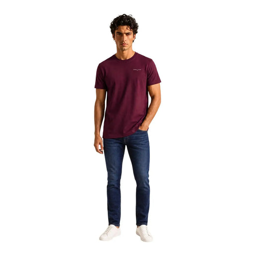 Bordeaux Tommy Hilfiger Jeans hommes manches courtes t-shirt avec un logo brodé discret sur la poitrine