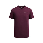 Jeans Tommy Hilfiger bordeaux pour hommes t-shirt avec un logo blanc discret sur la poitrine et une étiquette de marque assortie au col