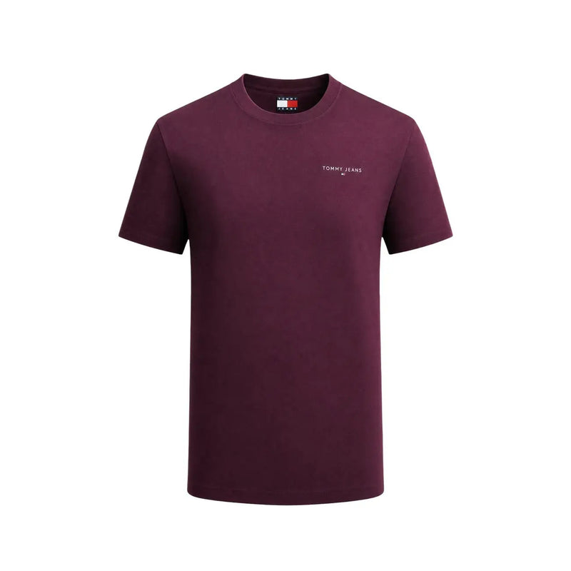 Jeans Tommy Hilfiger bordeaux pour hommes t-shirt avec un logo blanc discret sur la poitrine et une étiquette de marque assortie au col