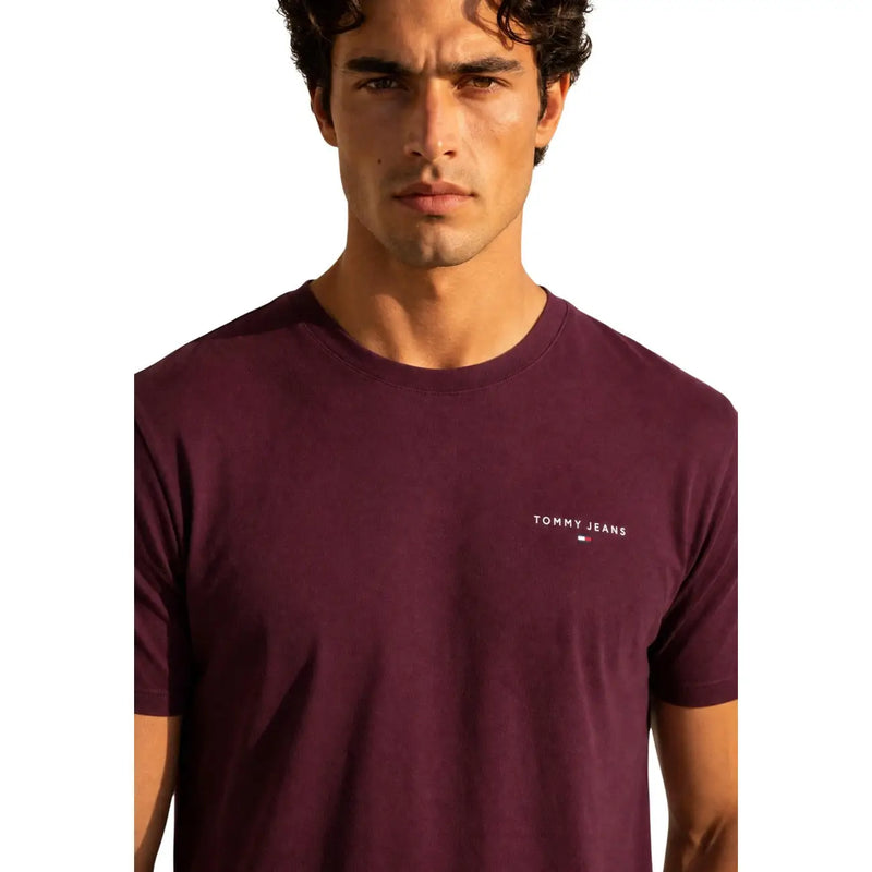 Bordeaux Tommy Hilfiger Jeans hommes t-shirt avec un logo blanc discret sur la poitrine gauche, confectionné dans un tissu confortable