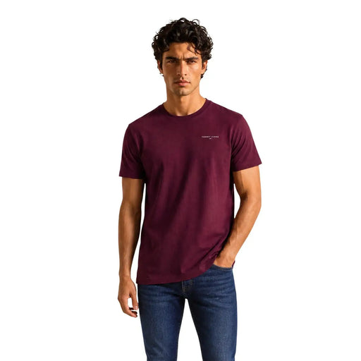 Pull ras du cou en coton bordeaux t-shirt avec un petit logo blanc sur la poitrine gauche de Tommy Hilfiger Jeans collection homme