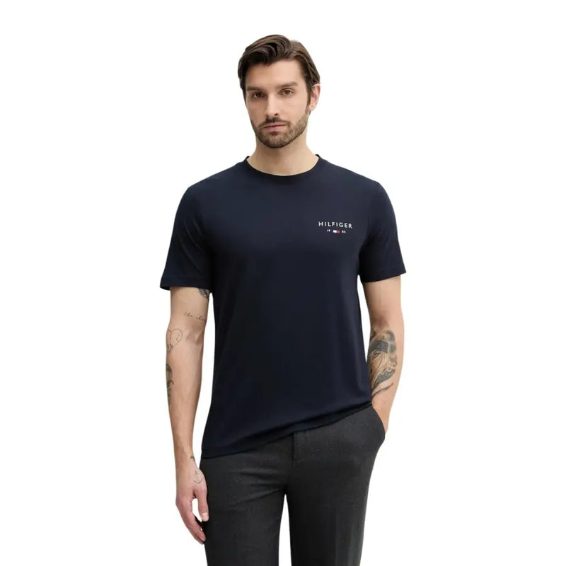 bleu marine Tommy Hilfiger coton à manches courtes t-shirt avec un petit logo blanc sur la poitrine gauche pour homme, taille S