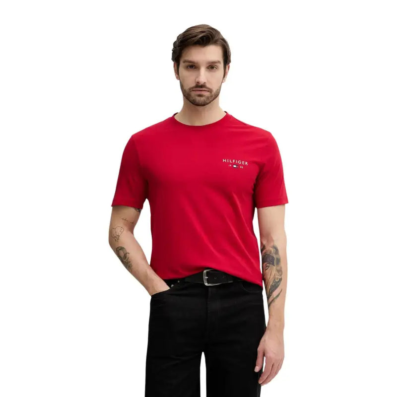 T-shirt rouge Tommy Hilfiger en coton à manches courtes t-shirt avec un petit logo sur la poitrine gauche pour hommes, style col rond marron