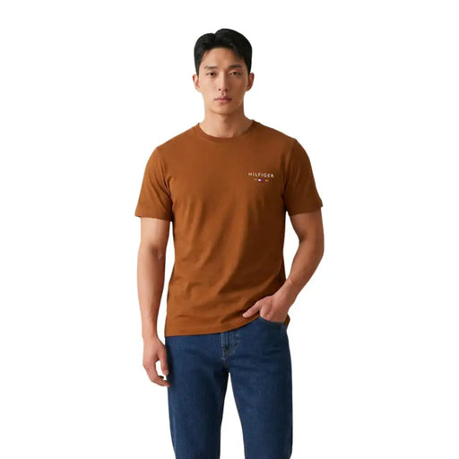 Un marron pour homme Tommy Hilfiger manches courtes en coton t-shirt avec un col rond et un logo discret brodé sur la poitrine