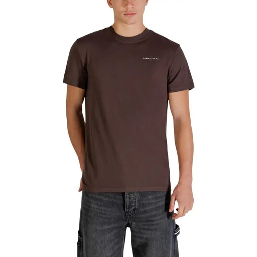 Tommy Hilfiger Jeans hommes t-shirt en coton marron avec un petit logo blanc sur la poitrine gauche