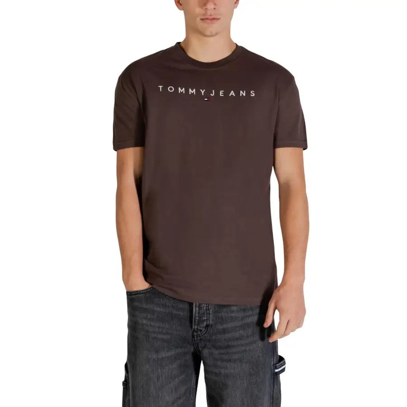 Brun Tommy Hilfiger Jeans hommes t-shirt avec un logo blanc sur la poitrine en tissu de coton décontracté