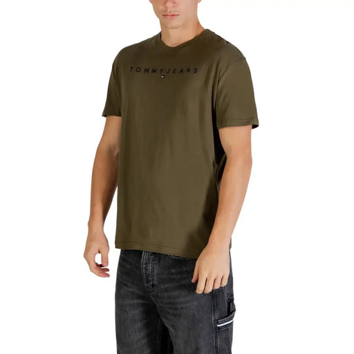 Jeans Tommy Hilfiger vert olive pour hommes t-shirt avec un logo noir et un emblème du drapeau rouge, blanc et bleu sur le devant