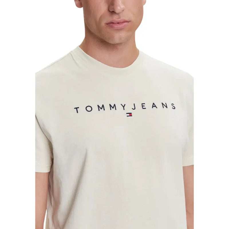 couleur crème Tommy Hilfiger Jeans hommes t-shirt avec le lettrage noir Tommy Jeans et un petit logo drapeau en dessous.