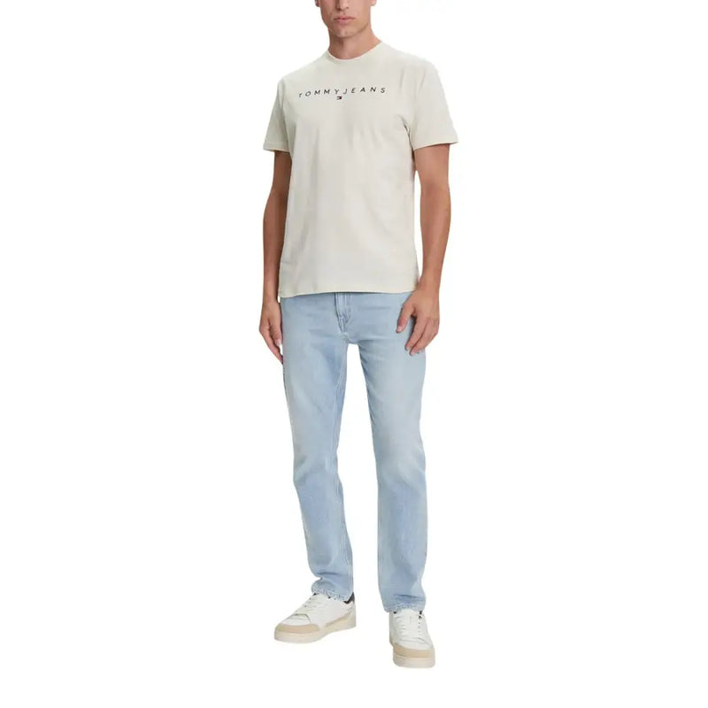 Jeans beiges Tommy Hilfiger pour hommes t-shirt avec un logo noir imprimé sur la poitrine, confectionné dans un tissu confortable
