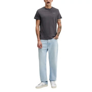 Tommy Hilfiger Jeans hommes t-shirt T-shirt gris foncé à manches courtes et col rond en coton, avec un petit logo blanc sur la poitrine gauche.