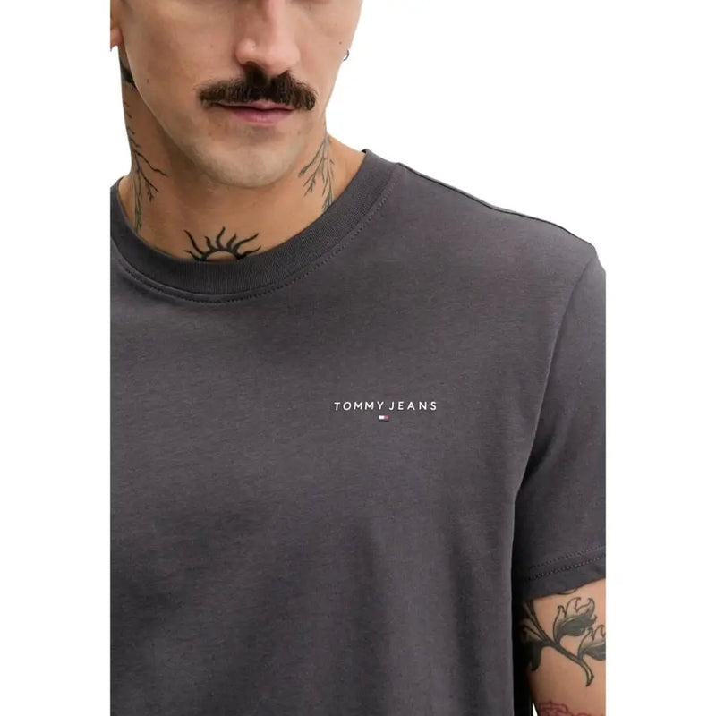 Jeans Tommy Hilfiger gris foncé pour hommes t-shirt avec un logo blanc discret sur la poitrine, en coton doux