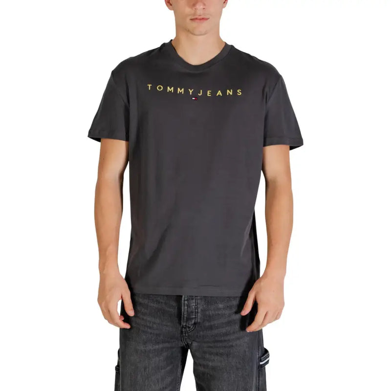 Gris foncé Tommy Hilfiger Jeans hommes t-shirt Fabriqué en coton avec lettrage et logo dorés sur le devant