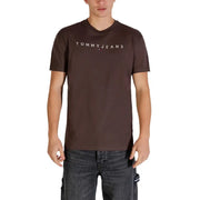 Brun Tommy Hilfiger Jeans hommes t-shirt avec un logo blanc et un emblème drapeau rouge, blanc et bleu sur la poitrine