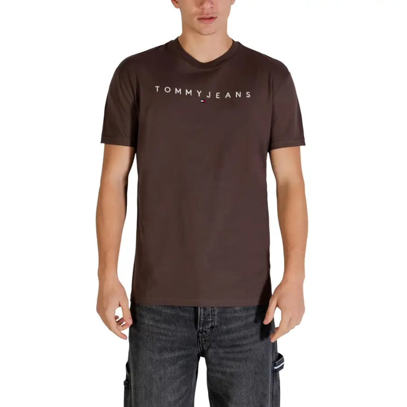Brun Tommy Hilfiger Jeans hommes t-shirt avec un logo blanc et un emblème drapeau rouge, blanc et bleu sur la poitrine