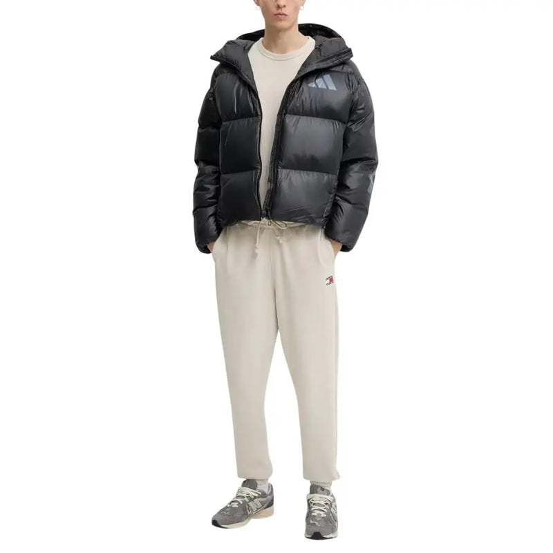 Doudoune noire adidas à capuche et matelassée, présentée avec Tommy Hilfiger Jeans hommes t-shirt