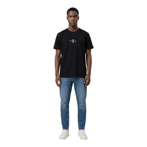 Tommy Hilfiger Jeans hommes t-shirt T-shirt en coton noir à manches courtes, orné d'un discret logo blanc brodé sur la poitrine.