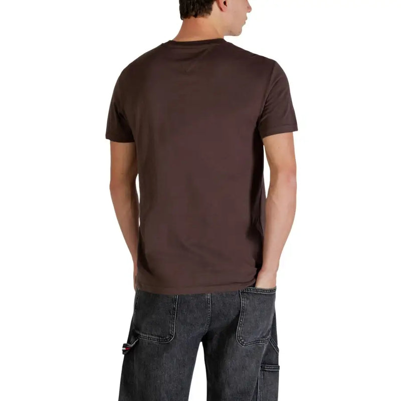 Tommy Hilfiger Jeans hommes t-shirt en marron foncé à manches courtes et col rond, avec une texture de tissu lisse
