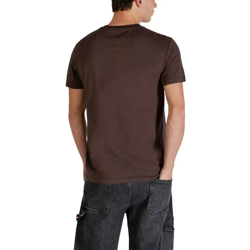 Tommy Hilfiger Jeans hommes t-shirt en marron foncé à manches courtes et col rond, avec une texture de tissu lisse