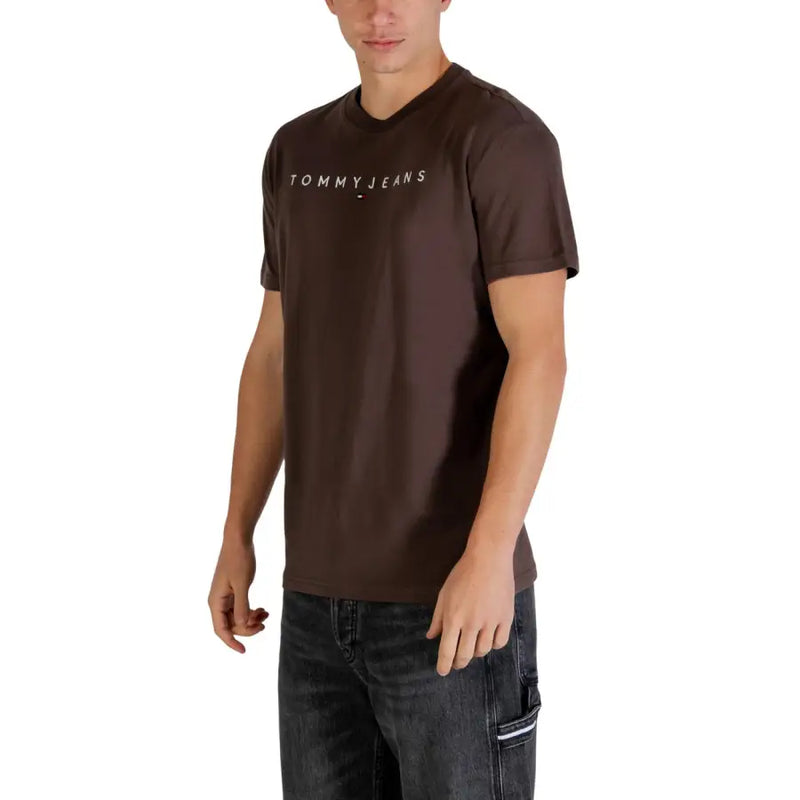 Brun Tommy Hilfiger Jeans hommes t-shirt avec un logo blanc sur la poitrine en tissu de coton décontracté