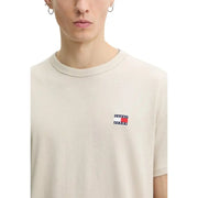 Beige Tommy Hilfiger Jeans hommes t-shirt avec un petit logo brodé sur la poitrine gauche en coton