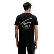 Jeans noirs Tommy Hilfiger pour hommes t-shirt avec un logo blanc signature représentant une pellicule et les noms des villes imprimés en dessous