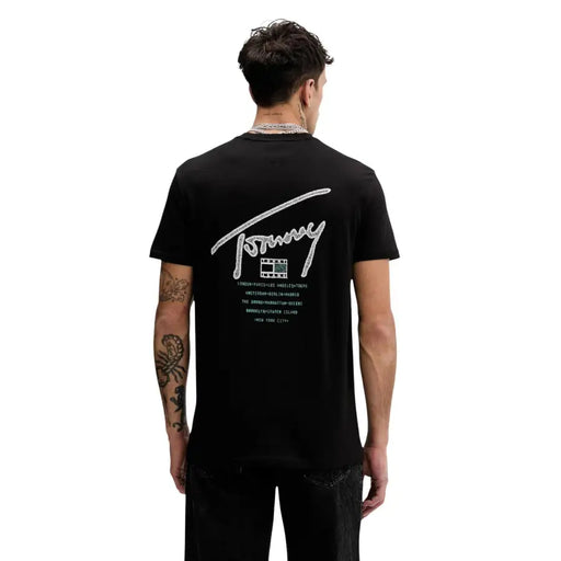 Jeans noirs Tommy Hilfiger pour hommes t-shirt avec un logo blanc signature représentant une pellicule et les noms des villes imprimés en dessous